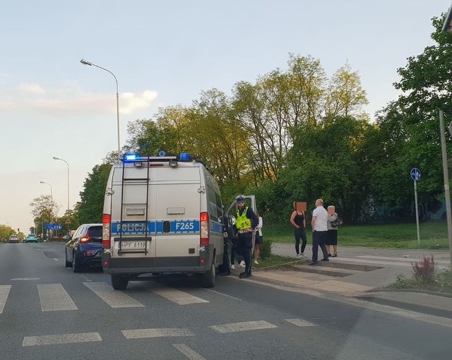 Do karczemnej awantury doszło w sobotę wieczorem na przejściu dla pieszych na ul. Rzgowskiej (między ul. Strażacką, a ul. Kosynierów Gdyńskich). CZYTAJ WIĘCEJ NA KOLEJNYM SLAJDZIE