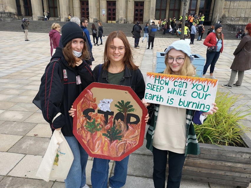 Kraków. Młodzieżowy Strajk Klimatyczny pod Muzeum Narodowym. "Apelujemy o traktowanie obecnego kryzysu poważnie"