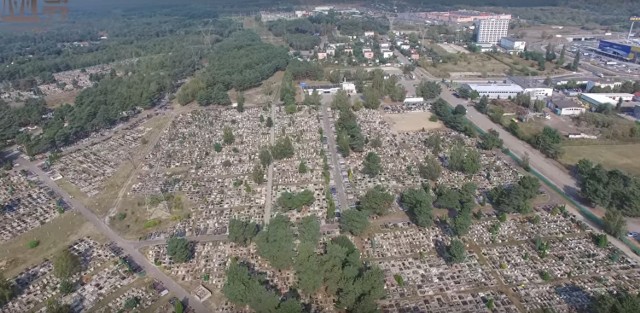 Nasz Czytelnik, Marcin Zmysłowski, nagrał dronem niesamowite zdjęcia cmentarza przy ul. Wiślanej z lotu ptaka. Zobaczcie największą bydgoską nekropolię z trochę innej perspektywy.