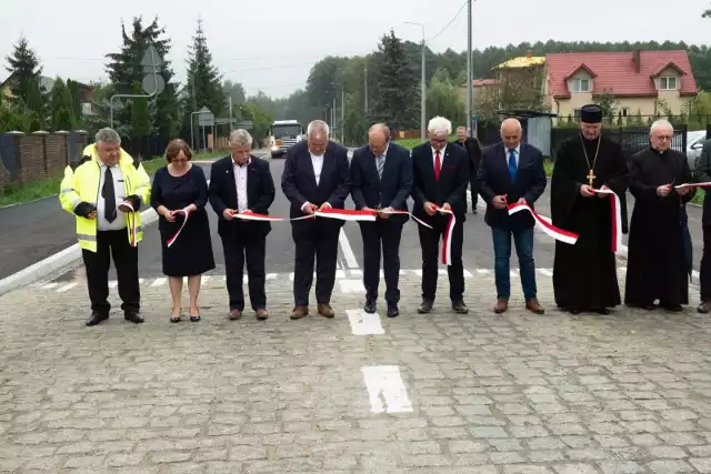 Nowy fragment drogi wyjazdowej z Zabłudowa w kierunku Nowosad uroczyście otwierali samorządowcy, posłowie, drogowcy i duchowni dwóch wyznań