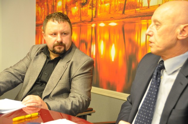 Komendant SM Grzegorz Grondys (z lewej) i burmistrz Szczecinka Jerzy Hardie-Douglas, któremu strażnicy zafundowali w środku kampanii wyborczej duży problem.