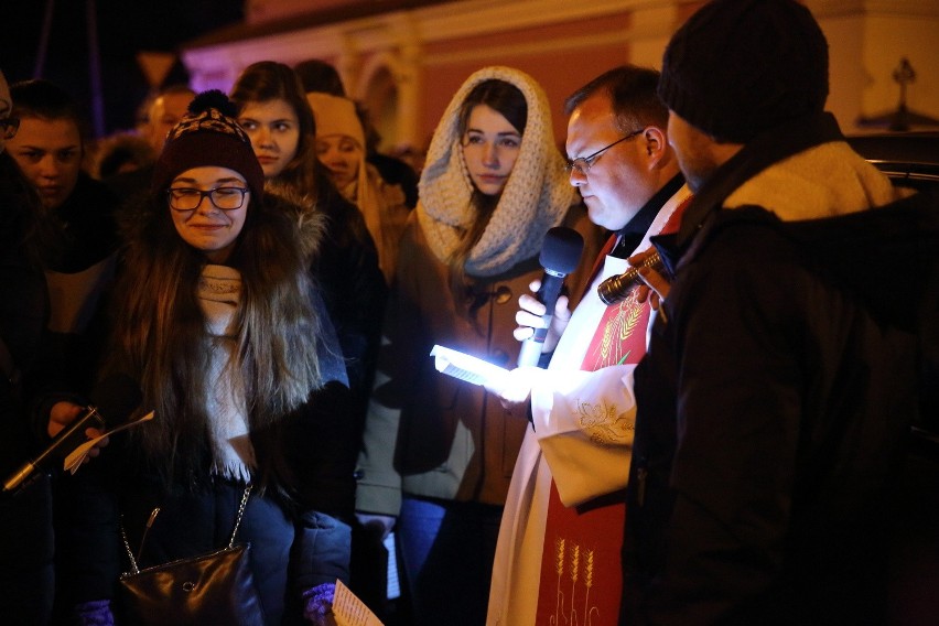 Droga krzyżowa w parafii pw. św. Antoniego w Ostrołęce (zdjęcia)