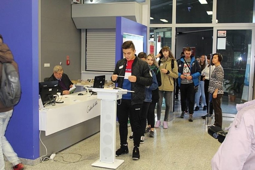 Kolejki do Chełmskiej Biblioteki Publicznej. Bili rekord Guinnessa 