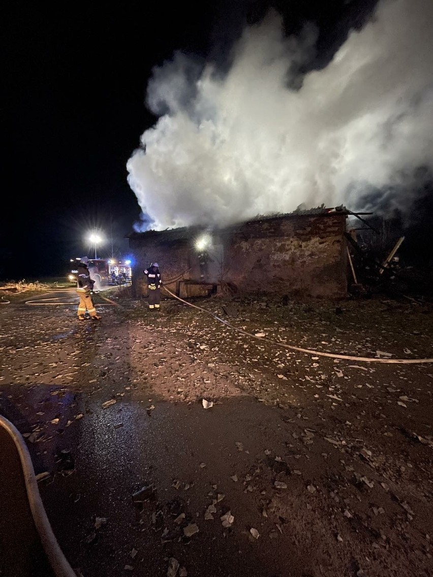 Budynek dawnego młyna w gminie Nowa Słupia stanął w ogniu. Pięć zastępów strażackich w akcji