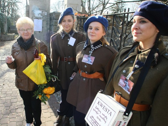 Uczennice I Liceum Ogólnokształcącego w Kielcach kwestowały w czwartek przy kieleckim cmentarzu starym