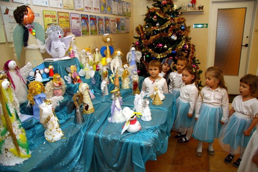 Przedszkolaki zrobiły świąteczną wystawę aniołków [ZDJĘCIA]