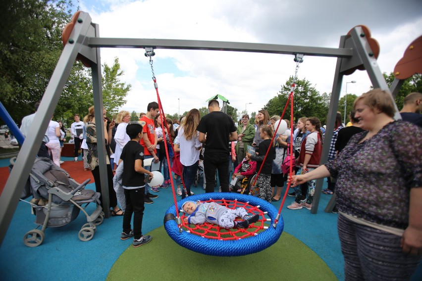 Katowice: Youtuber ReZigiusz uszczęśliwił dzieci. Otworzył plac zabaw przy GCZD