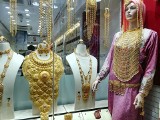 Największy targ złota na świecie w Dubaju. 300 sklepów, w których wszystko skrzy się i mieni 18 i 22-karatowym zlotem [ZDJĘCIA]