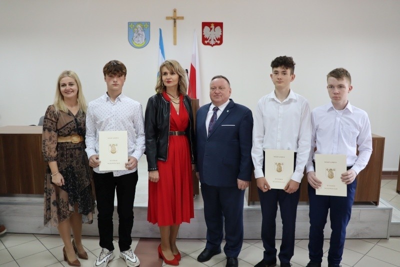 27 uczniów z gminy Wysokie Mazowieckie otrzymało stypendium za szczególne osiągnięcia w nauce lub sporcie [ZDJĘCIA]