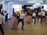 Studniówka III Liceum Ogólnokształcącego - cztery polonezy i specjalne pokazy taneczne na początek! 