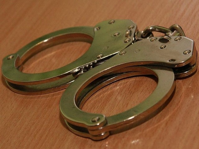Policjanci z Międzychodu zatrzymali dwóch mężczyzn, którzy ukradli felgi od osobówki.