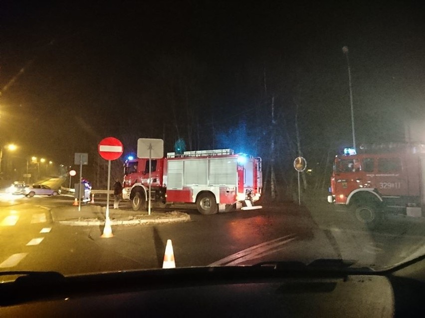 Wypadek w Katowicach: Auto uderzyło w busa z dziećmi ZOBACZ ZDJĘCIA
