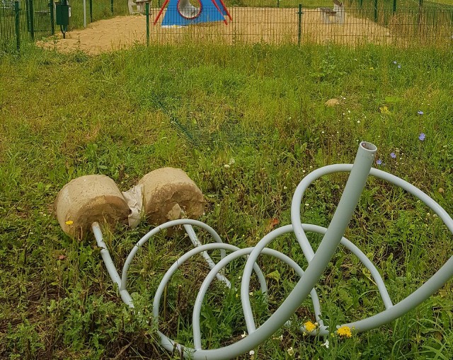 Jedno ze zdemontowanych urządzeń na placu zabaw w Kszyszkowicach złodzieje porzucili, nie zdążyli ukraść.