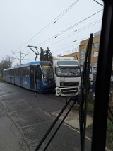Cysterna wjechała w tramwaj. Wypadek na Tarnogaju we Wrocławiu. Kierowca i motorniczy są ranni