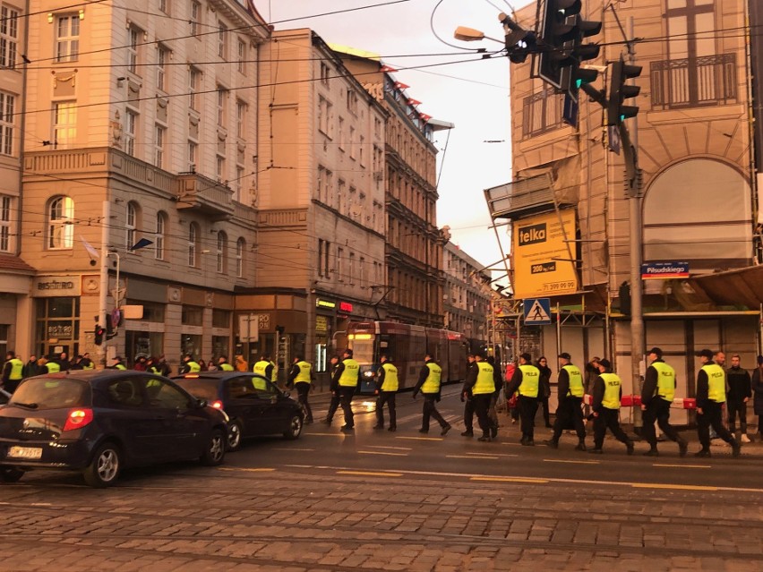 Marsz narodowców we Wrocławiu rozwiązany. Są ranni, wśród nich policjant. Dutkiewicz: Brak wsparcia policji. Ta odpowiada: Był pan tam?