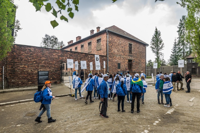 Oświęcim-Brzezinka. Po raz 28. przeszedł „Marsz Żywych” w hołdzie ofiarom Holocaustu [ZDJĘCIA]