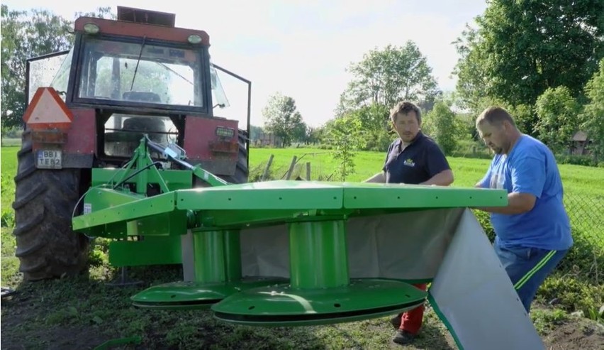 Rolnicy. Podlasie. Nowy sprzęt w gospodarstwie Gienka i Andrzeja z Plutycz. Kosiarka rotacyjna już na posesji. Puzzle ułożone [ZDJĘCIA]