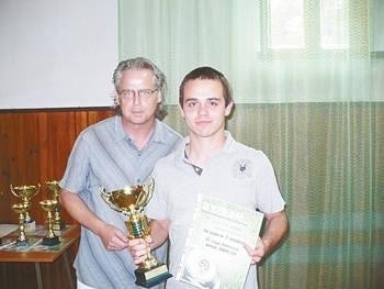 Mistrzostwo III ligi juniorów wywalczył Gorc Ochotnica, Dariusz Mazur wraz z członkiem tego zespołu Fot. Zdzisław Karaś