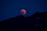 16 lipca częściowe zaćmienie Księżyca. O której godzinie oglądać zjawisko? Jak dochodzi do zaćmienia Księżyca? 