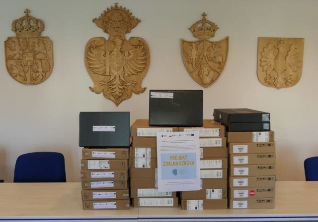 W ramach programu "Zdalna Szkoła" powiat lipski kupił 31 laptopów dla uczniów szkół średnich.