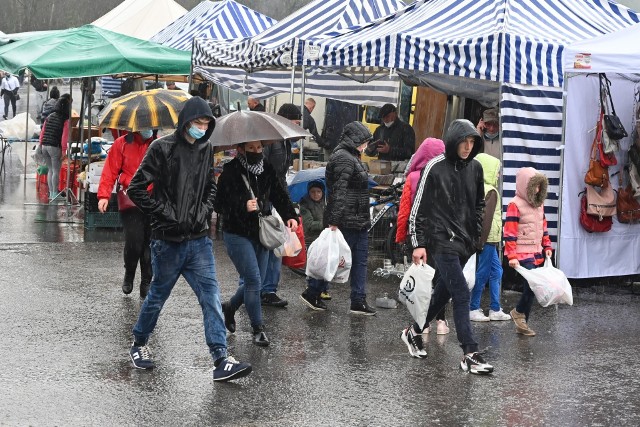 Porywisty wiatr i deszcz nie zniechęciły mieszkańców regionu do zakupów na giełdzie w Miedzianej Górze. W niedzielę na giełdę wybrało się wiele osób. Przydały się parasole, kaptury a nawet foliowe reklamówki.Zobaczcie, jak było w niedzielę, 2 maja na giełdzie w Miedzianej Górze>>>