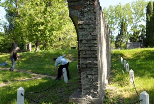 Więźniowie porządkowali cmentarze żydowskie w Lublinie