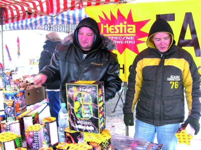 Łukasz i Adrian (na zdjęciu) już od tygodnia sprzedają fajerwerki na łomżyńskim targowisku. Asortyment mają bardzo imponujący.  Jak sami przyznają, z każdym dniem sprzedaż wzrasta.