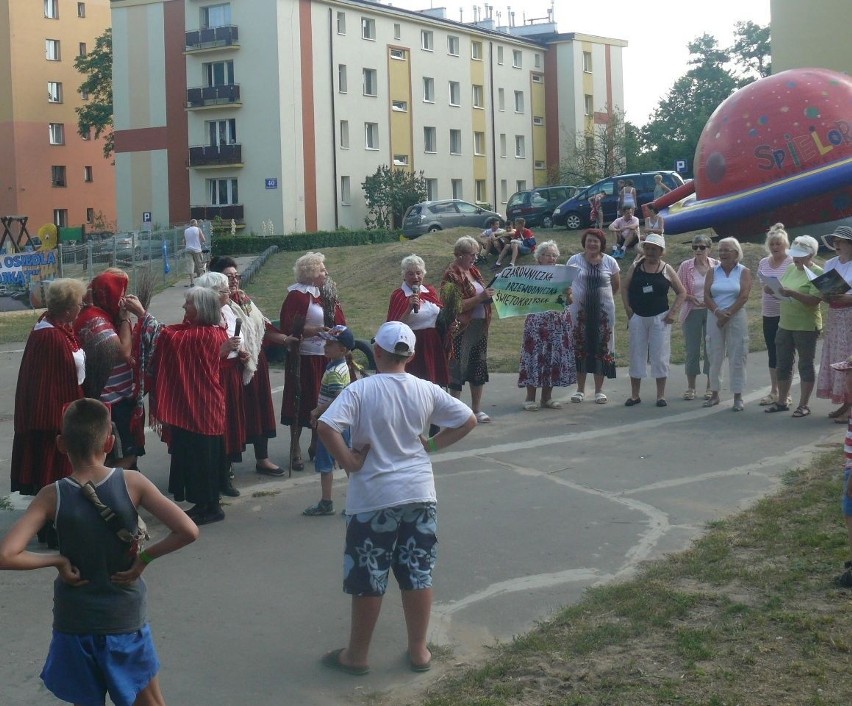 Klikaset osób na Festynie Rodzinnym na osiedlu Trójkąt w Ostrowcu