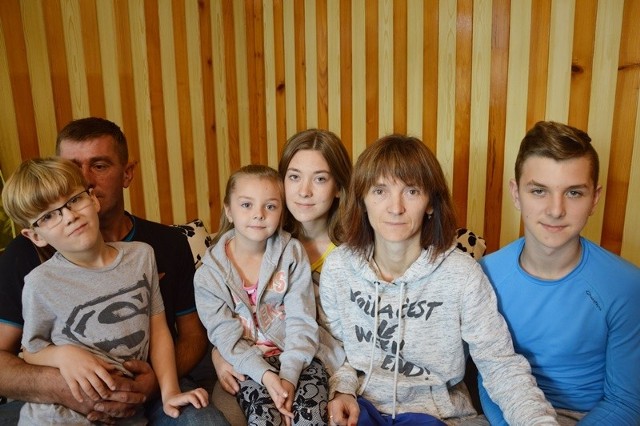 Rodzina Wójsów (od lewej): Sylwester (8 lat), Kazimierz, Izabela (6 l.), Natalia (16 l.), Elżbieta oraz Jakub (14 l.). Gdy wybuchł pożar nie było ich w domu. - Cieszymy się, że nic nikomu się nie stało - mówią