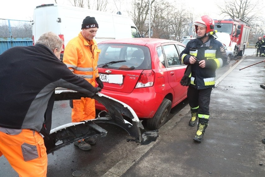 Wrocław: Wypadek na Gazowej. Czołowe zderzenie (ZDJĘCIA)