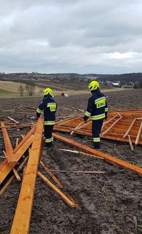 Wichury w powiecie krakowskim. Zerwane dachy, zalany chodnik, połamane drzewa, zerwane linie energetyczne 