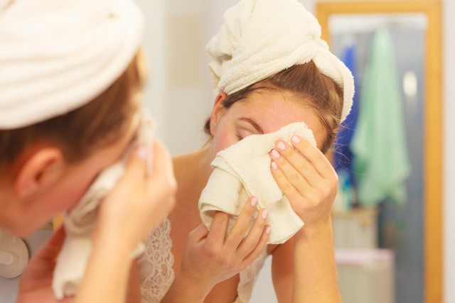 Zwilżony ręcznik osączy z twarzy nadmiar olejku do demakijażu. Bez spłukiwania stosuj jednak tylko wybrane kosmetyki.