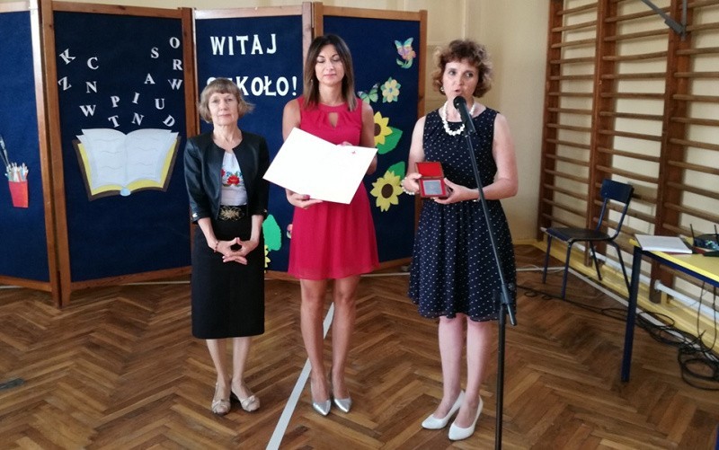 Medal z okazji 100-lecia Polskiego Czerwonego Krzyża dla Szkoły Podstawowej w Kurozwękach. To wyróżnienie za szereg akcji charytatywnych 