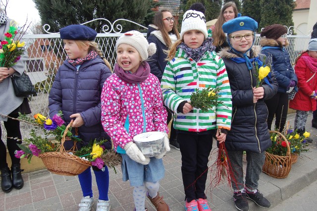 Rok temu zainteresowanie kwestą było ogromne. Zabrakło palemek tylu było kupujących. W akcję włączyli się m.in. uczniowie i harcerze.