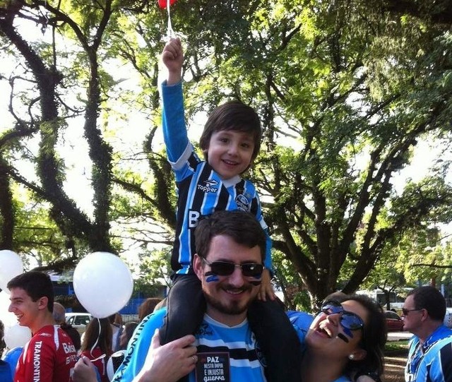 Nikki, Łukasz i ich syn Oli są fanami piłki - właśnie byli na meczu ligowym w Porto Alegre. Mundial też oglądają.
