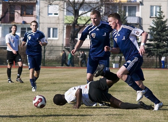 Benjamin Imeh miał stanowić o sile ataku Czarnych Żagań, ale póki co, jego gra chyba tylko niego samego zwala z nóg.