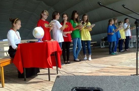 Zespół dziecięcy z parafii na Serbinowie za swój występ zebrał sporo braw.