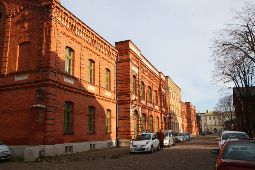 Odnowione domy, chodniki, trawniki, brukowane uliczki - za...