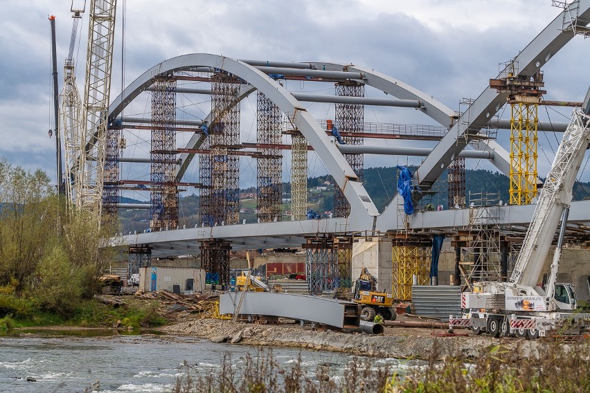 Nowy Sącz. Halny nieco spowalnia prace przy budowie mostu Heleńskiego [ZDJĘCIA]