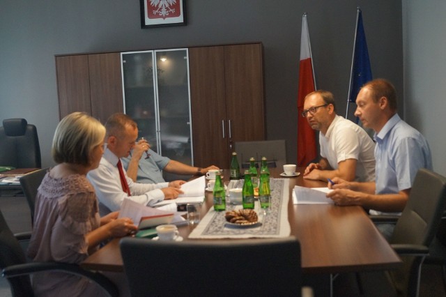 Wiceburmistrz Kazimierzy Wielkiej Łukasz Maderak (drugi z prawej) na sierpniowym spotkaniu w sprawie uzdrowiska z przedstawicielami grupy kapitałowej z Irlandii.