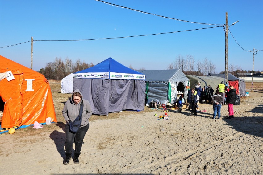 Spokojnie na przejściu granicznym w Budomierzu. Najwięcej uchodźców przekracza granicę w Medyce [ZDJĘCIA]