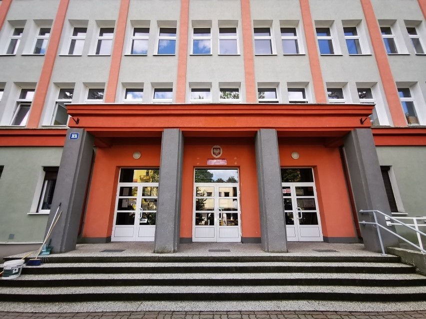 Według prokuratury, księgowa w szkole przy ul. Bażyńskich...