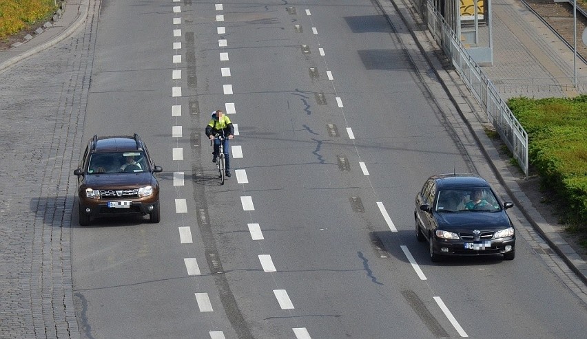 Pas dla rowerów na Kazimierza Wielkiego i duże zamieszanie. Bo oficjalnie go nie ma (ZDJĘCIA)