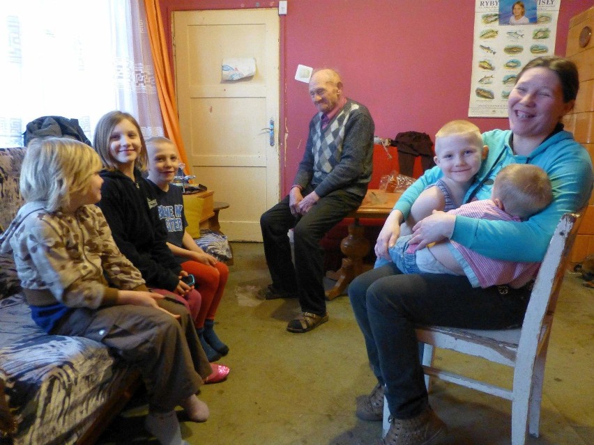 Osiem osób ciśnie się w starym domu w Czapelkach [zdjęcia]