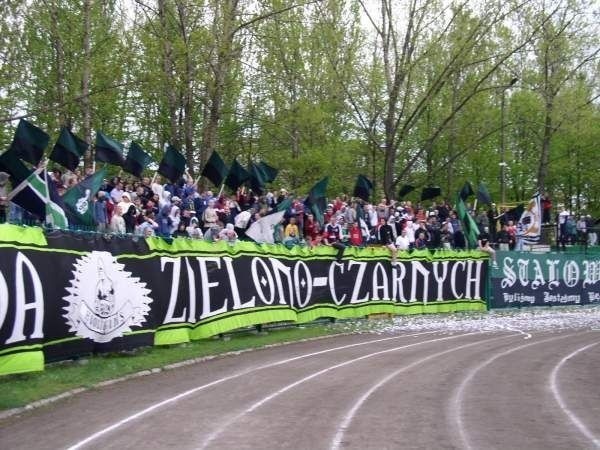 Kibice Stali Stalowa Wola dopingują swój zespół nie tylko na własnym stadionie, ale i w meczach wyjazdowych. Na piłkarskie spotkanie w Gdańsku nie zostali jednak wpuszczeni.