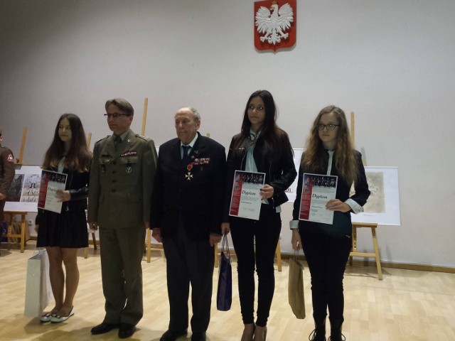 Klaudia Fijałkowska (w środku) zajęła III miejsce w Ogólnopolskim Konkursie „Żołnierze Wyklęci - Bohaterowie Niezłomni”.