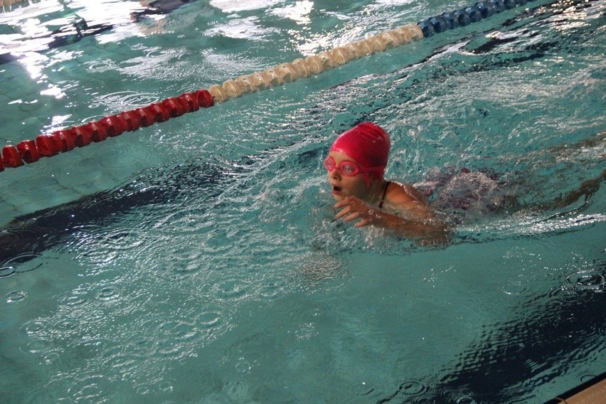 Wielkie emocje w Mistrzostwach Kielc Szkół Podstawowych w pływaniu. Rywalizowały klasy III - IV [DUŻO ZDJĘĆ]