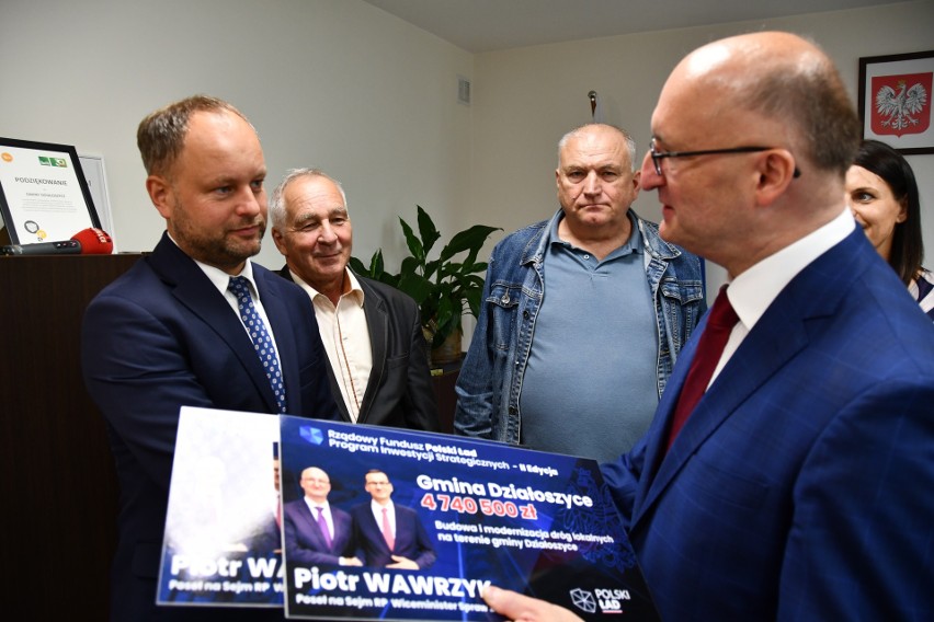 Minister Piotr Wawrzyk wręczył Działoszycom promesę na 15 milionów z Polskiego Ładu
