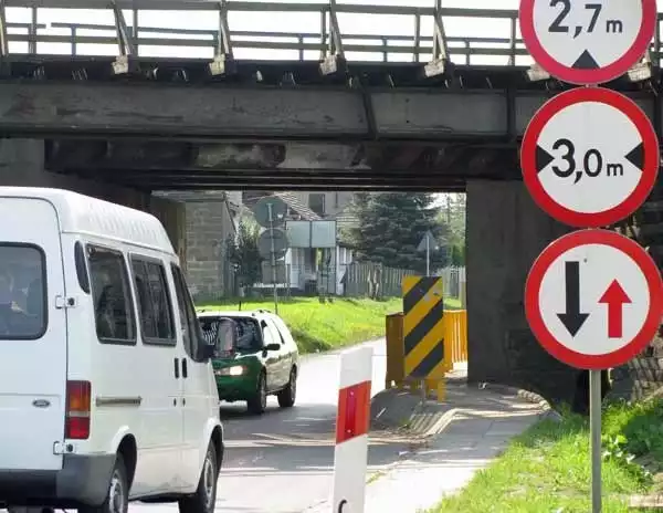 Wiadukt na Sandomierskiej to prawdziwa zmora kierowców. Przejazd jest wąski i niski. Za dwa lata ma tutaj ruszyć przebudowa.