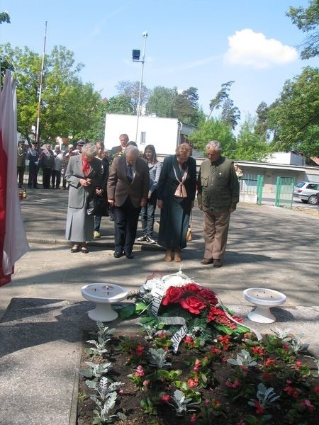 Kwiaty pod pomnikiem poległych żołnierzy składają delegacje organizacji kombatanckich w Tarnobrzegu